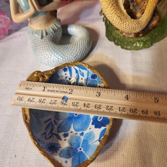DECOUPAGE BLUE FLOWERS ON A CLAM SHELL - Picture 7 of 9